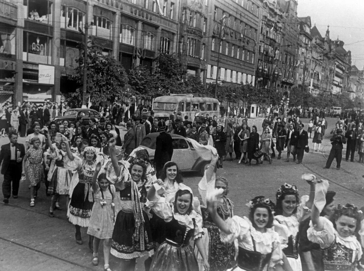 Красная армия в чехословакии. Советские солдаты в Праге 1945. Чехословакия 1945 год. Освобождение Праги 1945 красная армия. Освобождение Чехословакии 1944.