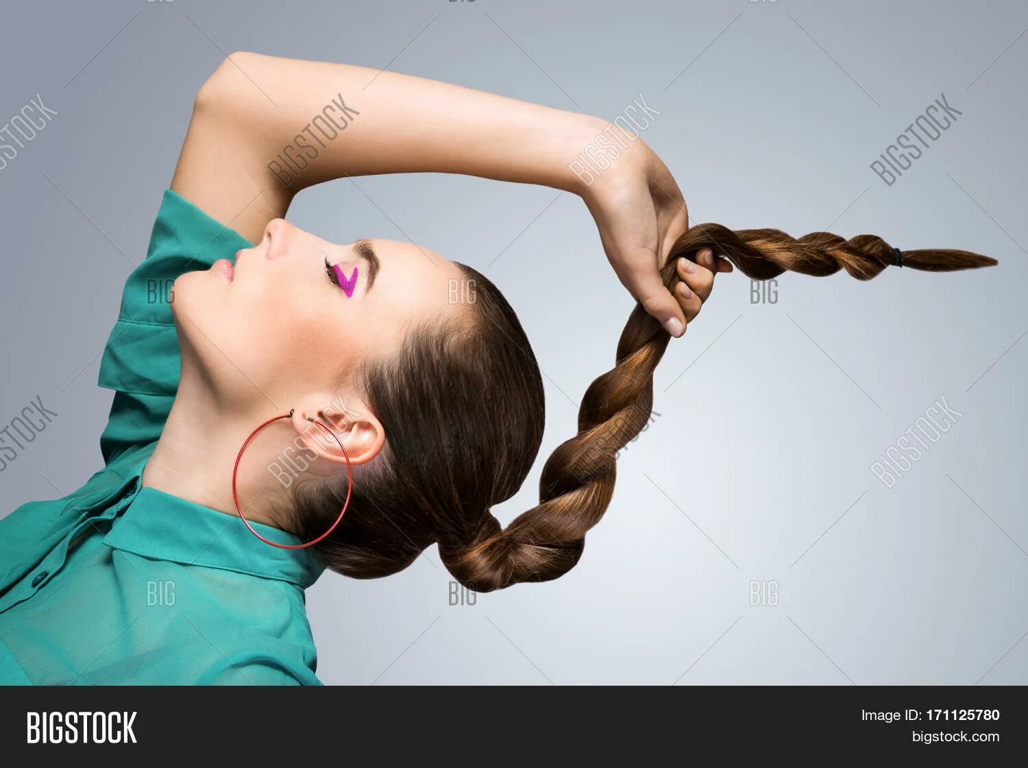 Коса держится. Девушка держит косу. Держит за косу. Девушка держит косички. Рука держит косу.