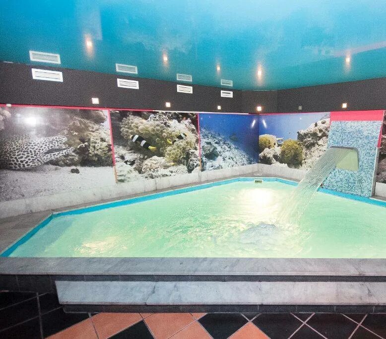 Сауна с бассейном на братской. Сауны кирова. Сауна в майме с бассейном. Спа-отель баня с большим бассейном. Черная жемчужина сауна киров.