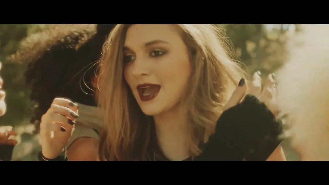 Don don don песня поет девушка. Daya певица don&#039;t let me down. девушка из клипа don&#039;t let me down. positive division don&#039;t let me down. ft. daya.