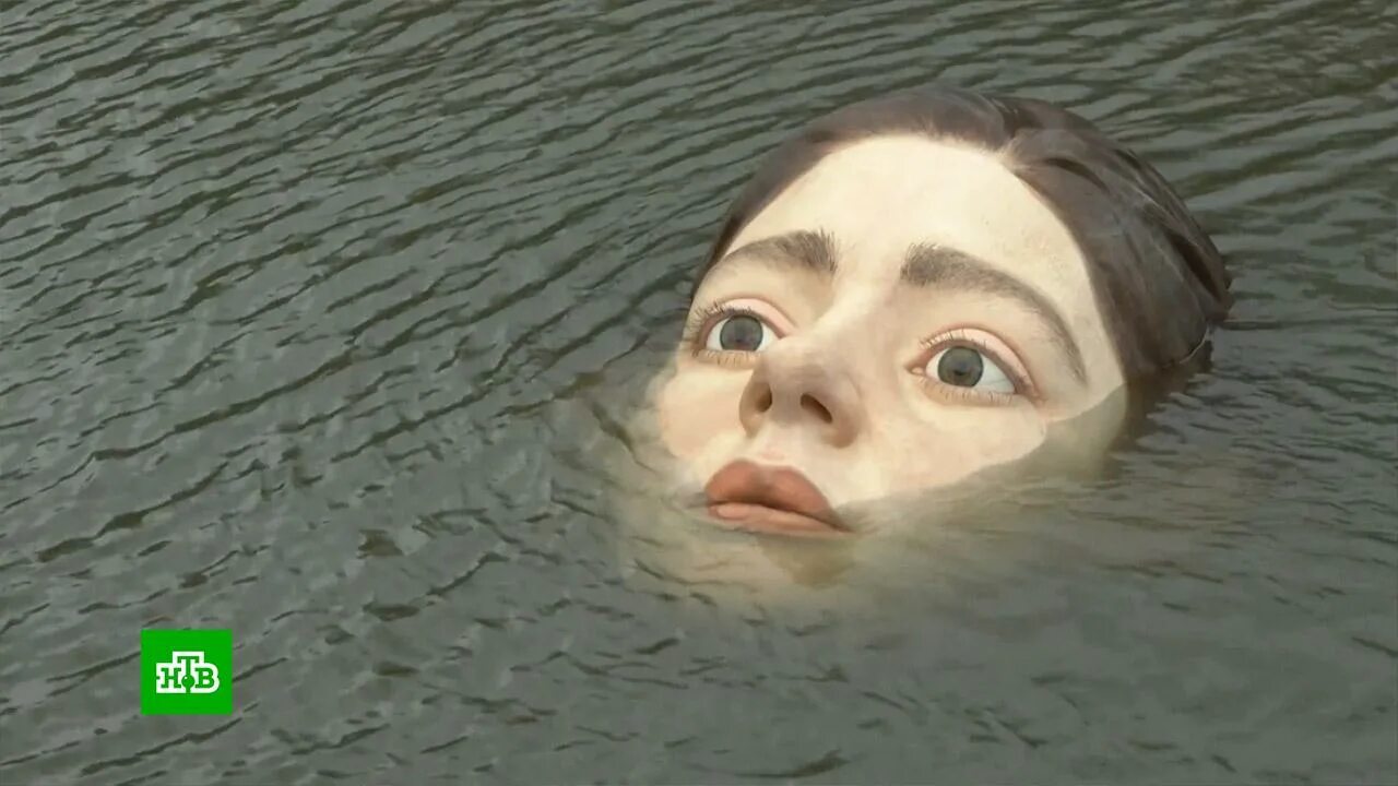 Появиться утонуть. Статуя тонущей девушки. Статуя тонущей девушки в Испании. Тонущая голова девушки в Испании. Голова девушки торчащая из воды.