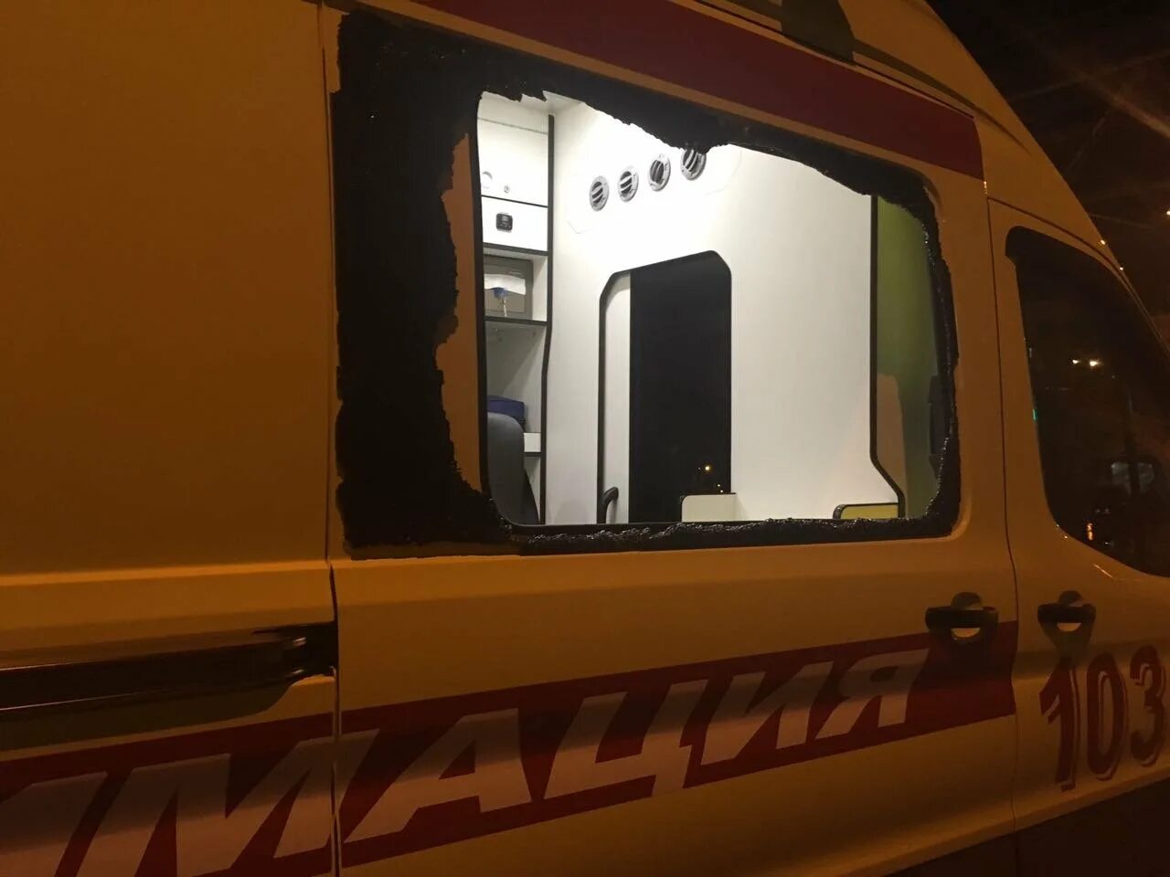 Машина скорой помощи ночью. Вид из скорой. Вид из скорой помощи ночью. Вид из машины скорой помощи. Вид из окна скорой помощи.