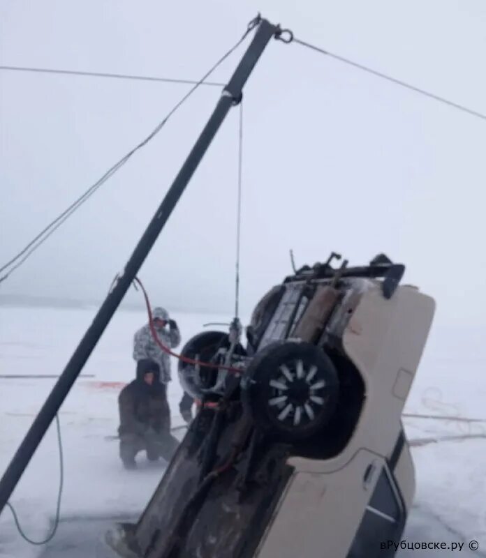 Подъемный кран поднял со дна озера. Провалилась машина под лед на Байкале 2024. Юрино провалилась машина под лёд. Лед Красноярского моря.