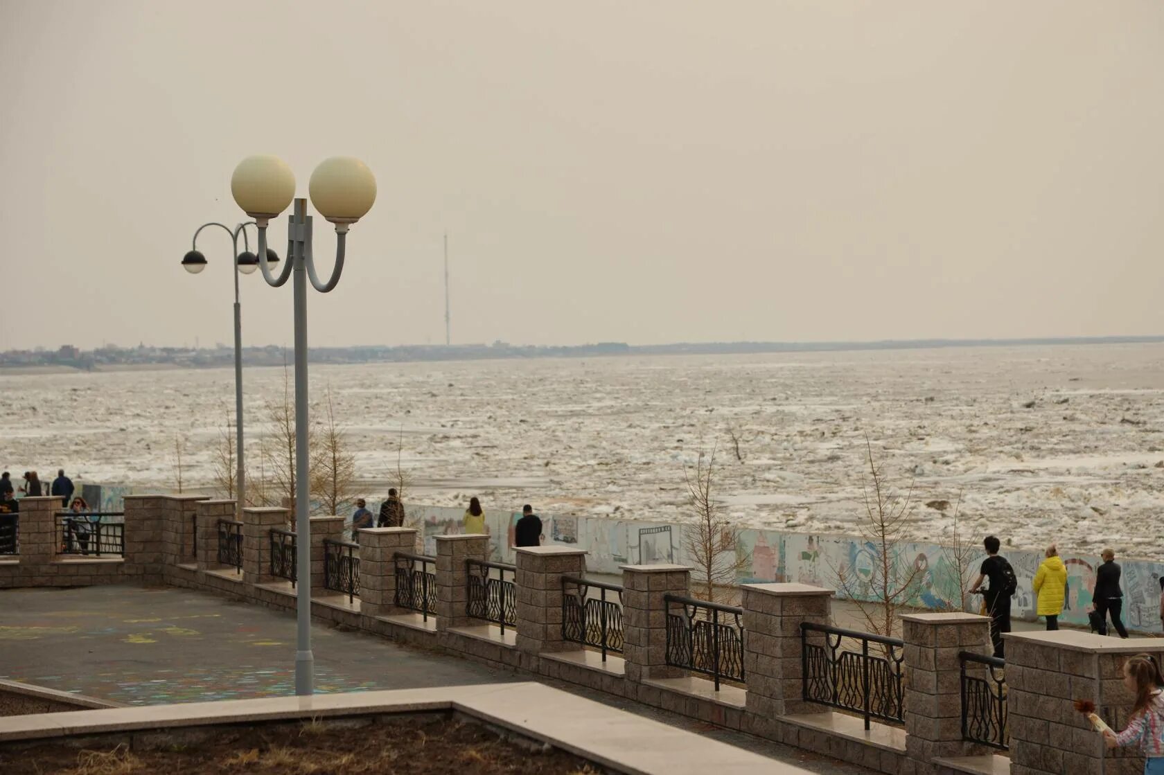 Новая площадка на Оби в Нижневартовске. Нижневартовск вода. Уровень воды в Оби в Новосибирске на сегодня.