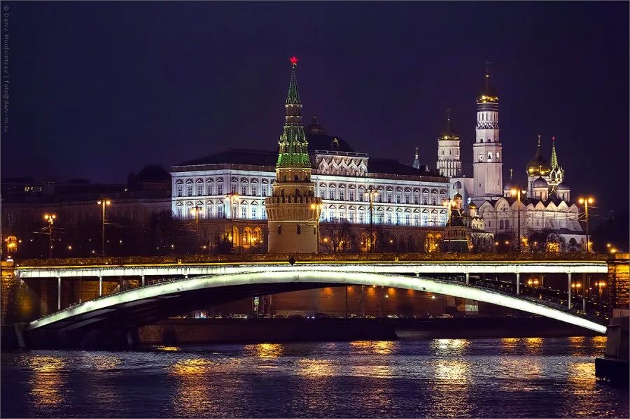 17 40 по москве. Ночная прогулка на теплоходе по Москве реке. Теплоход Москва река ночь. Москва ночью. Реки Москвы.