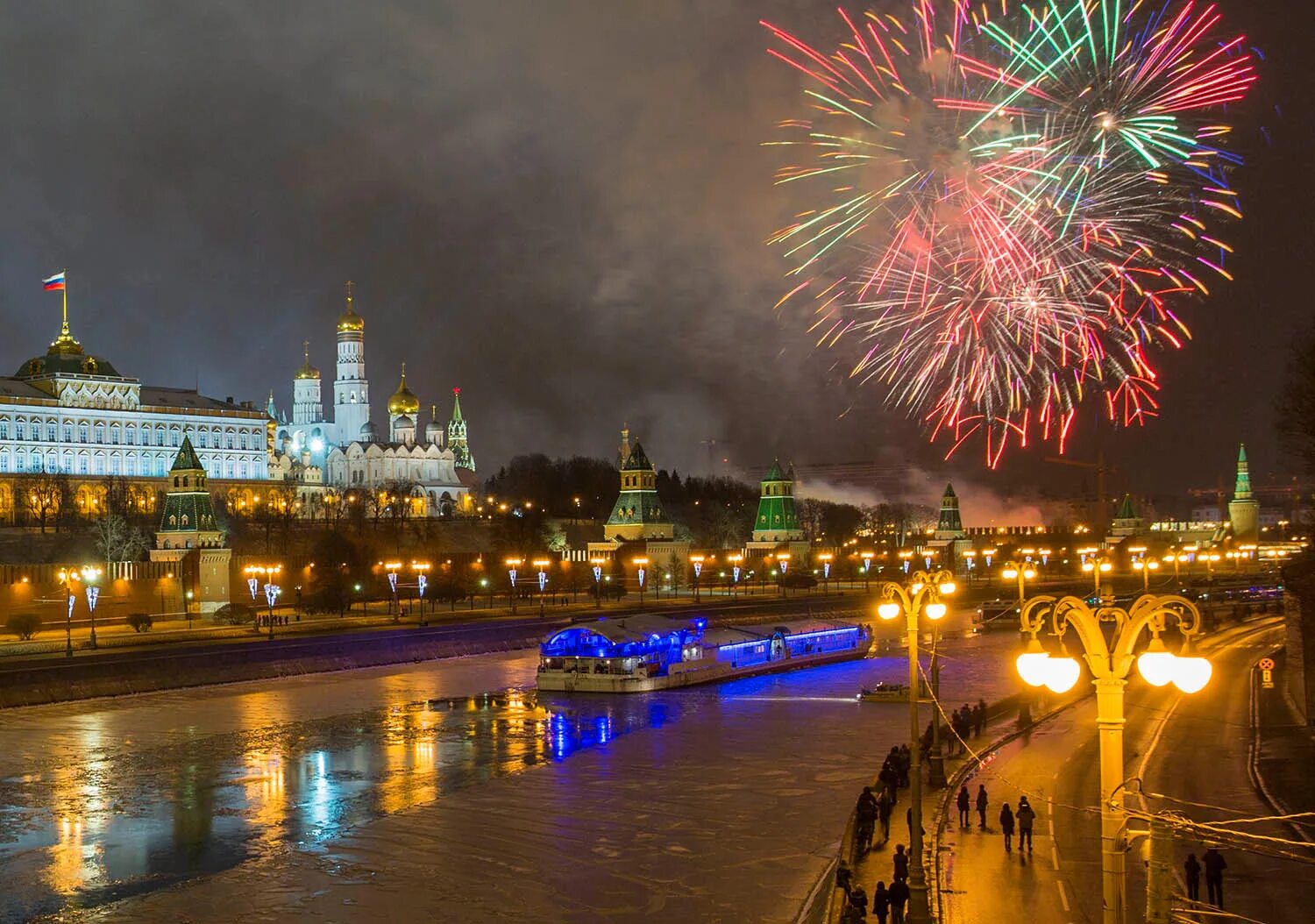 Сутки москва. Салют Москва река. Новогодняя Москва река. Москва река новый год. Реки Москвы.
