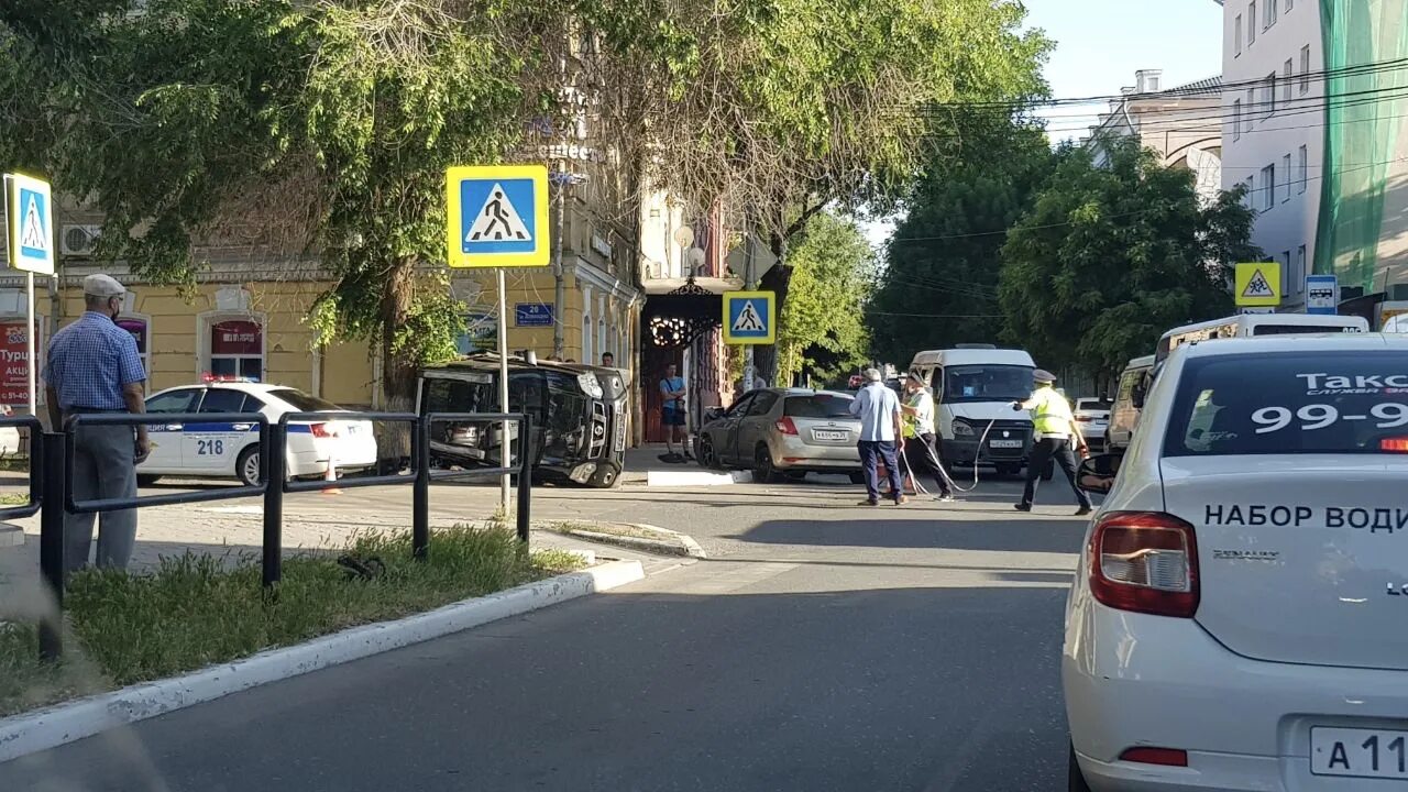 ДТП сегодня в Астрахани на улице Коммунистическая. Сегодня авария в Астрахани на Коммунистической. Авария Свердлова Коммунистическая вчера Астрахань.