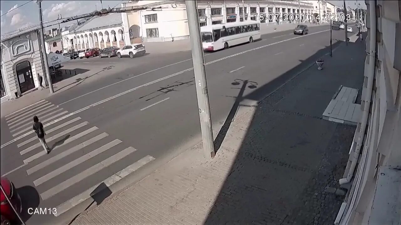 Девушка сбившая пешеходов. В Москве сбили девушку на пешеходном переходе. Девушка сбила троих детей на пешеходном. Муж сбитой в центре Владимира на зебре. Пешеходный переход аввоия.