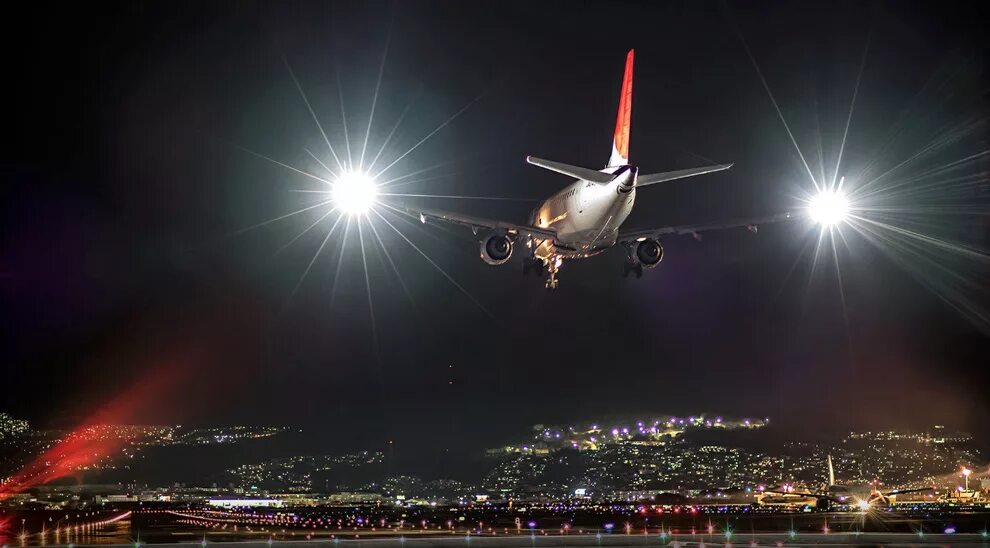 Самолет ночью. Самолет в ночном небе. Ночной аэропорт. Огни самолета в ночном небе.