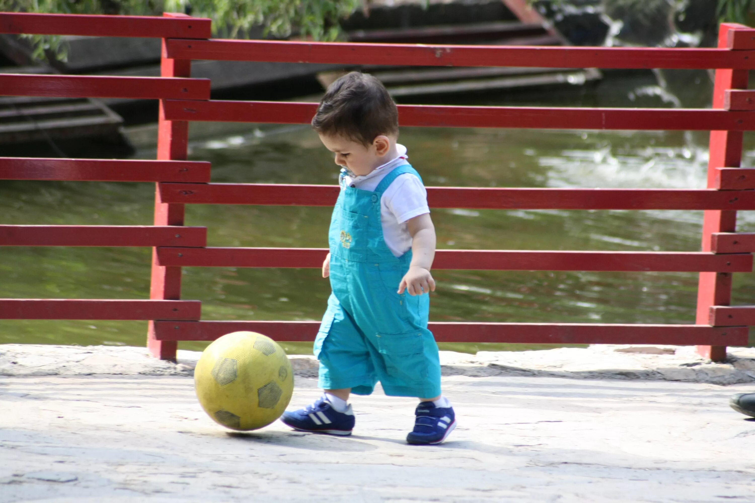 Новая игра в мяч. Мяч для детей. Дети играют в мяч. Мальчик с мячиком. Дети играющие в мяч.