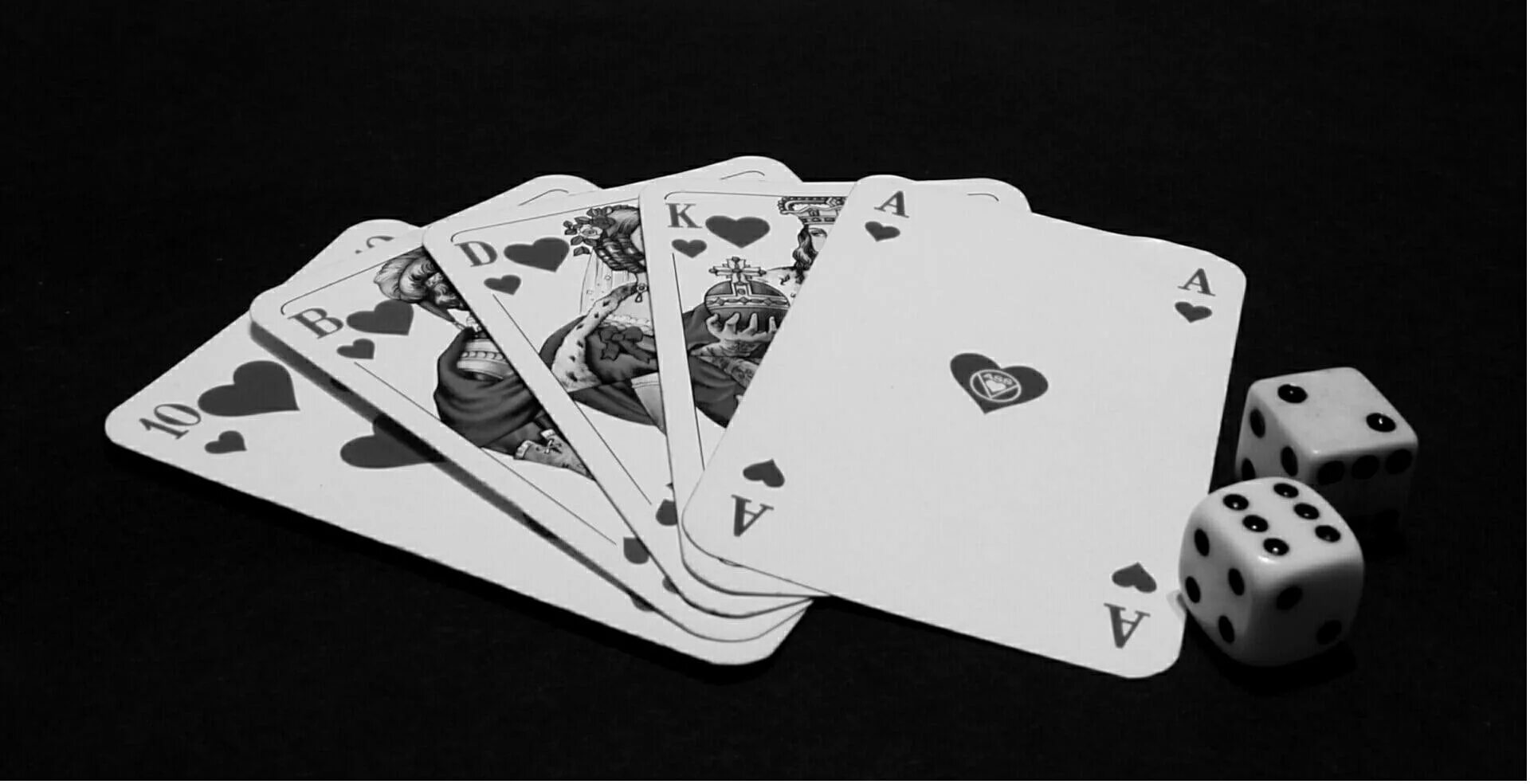 Игральные карты. Игральные кости на черном фоне. Покерные карты. Игральные карты казино.
