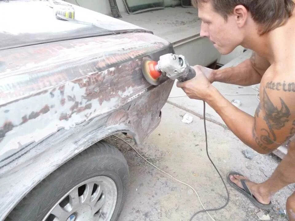 Шпаклевка авто правильно. Шпаклевание авто. шпаклевка кузова автомобиля. шпаклевка на машине. шпаклёвка двери автомобиля.