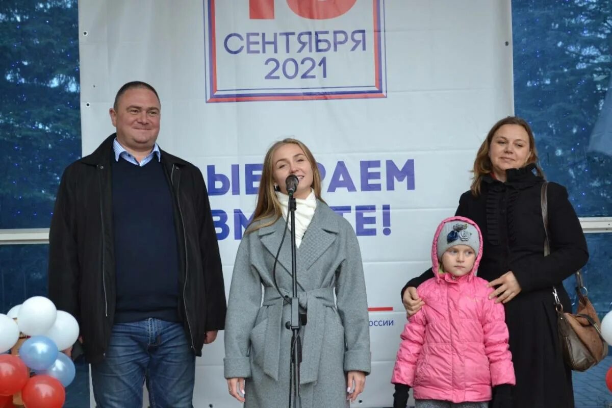 Смоленков вместе со своей семьёй. Фото всей семьей на избирательном участке. Пришли на избирательный участок всей семьей