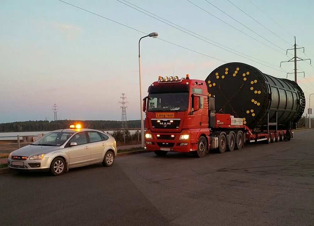 Негабаритный груз на автомобиле. КАМАЗ негабарит 30 метров. Volvo 500 негабарит. Вольво негабарит 22. Негабарит 46 Мерседес.