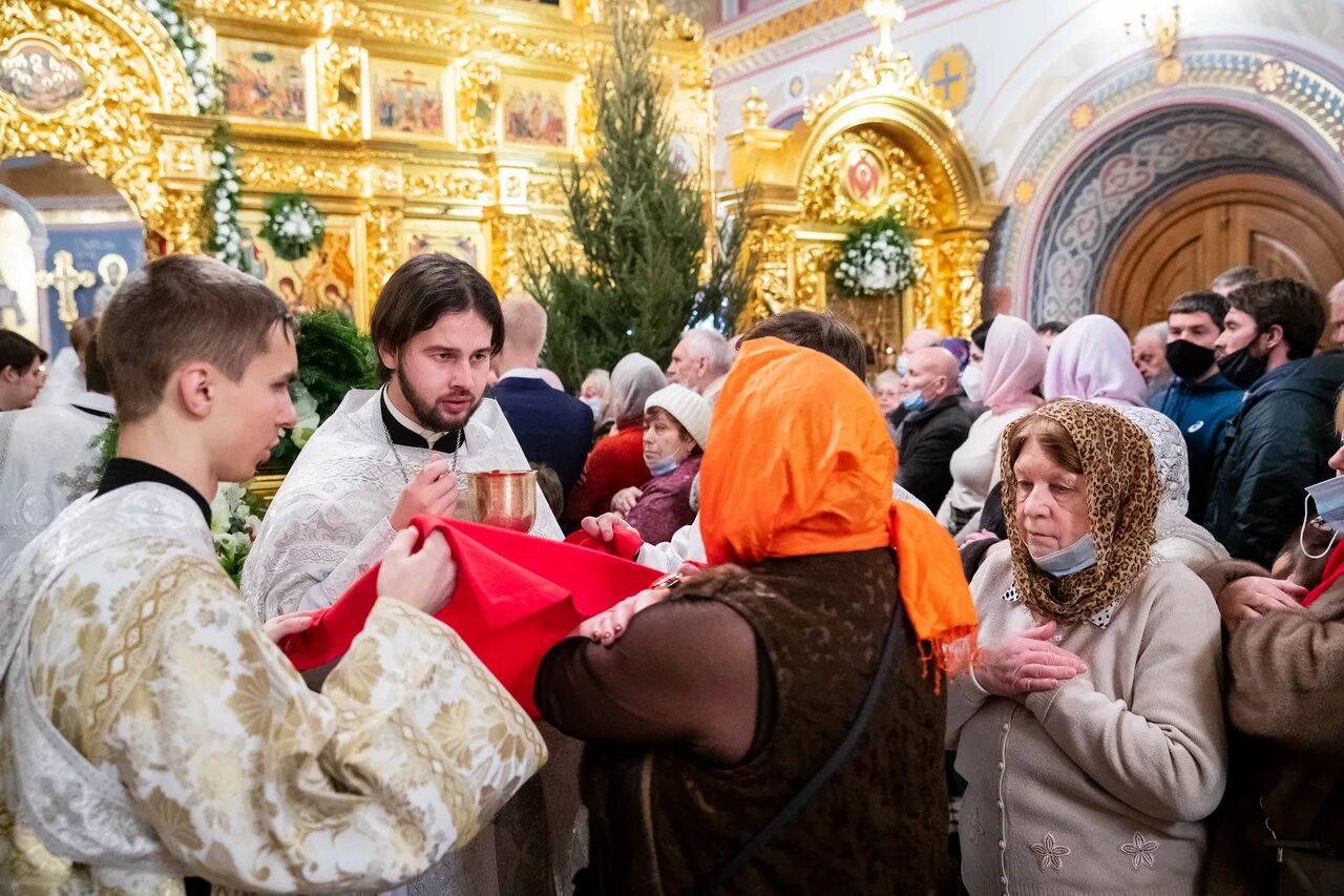 Почему православные празднуют рождество 7. С Рождеством Христовым Саратов. Рожлкство в костёле саратрв. Рождество в Саратове. Праздник Рождества молодёжь.