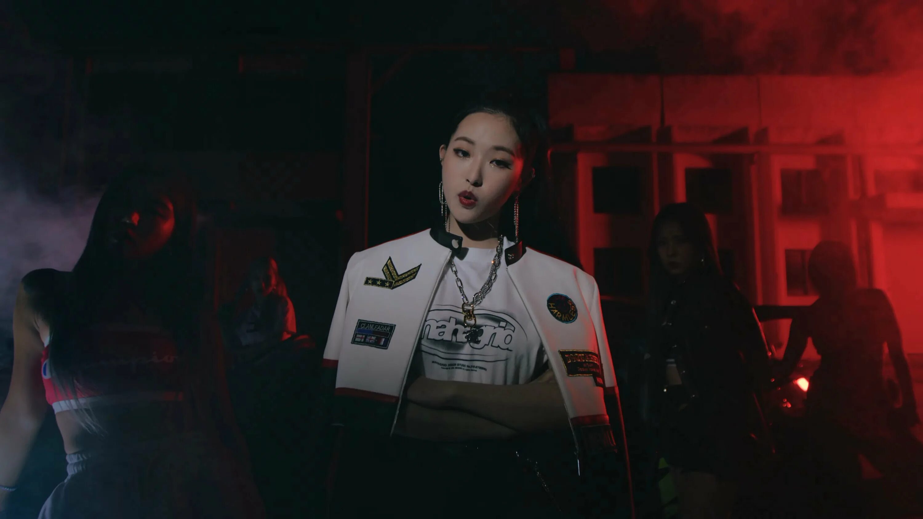 Why not loona. Loona mv. loona why not. loona why not mv. why not loona альбом.