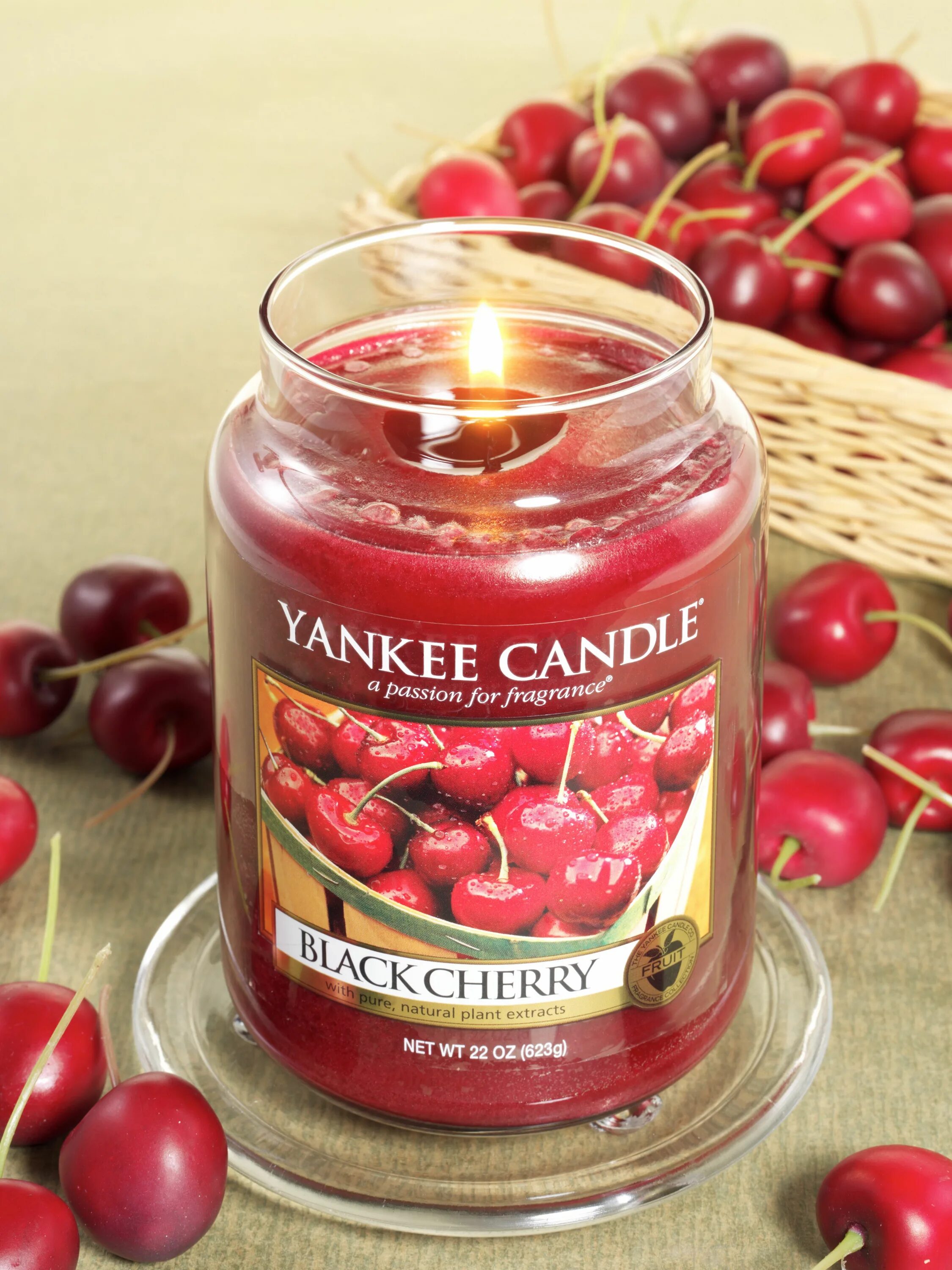 Yankee Candle Cherry. Ароматическая свеча Black Cherry. Вишневые свечи. Свеча черешня. Cherry candle