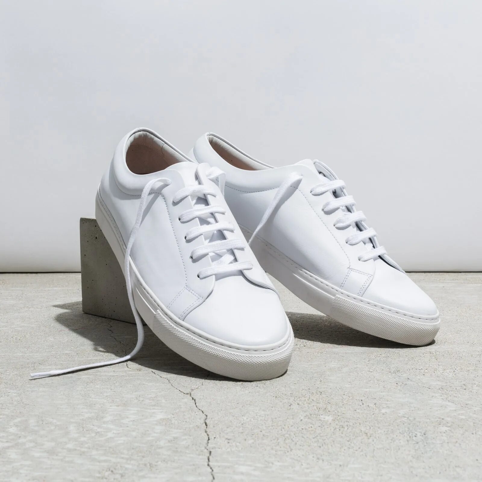 Ara b19 white leather. Белая обувь мужская. White Sneakers мужские. Кожаный обувь мужская белый. Белые кожаные кеды мужские.