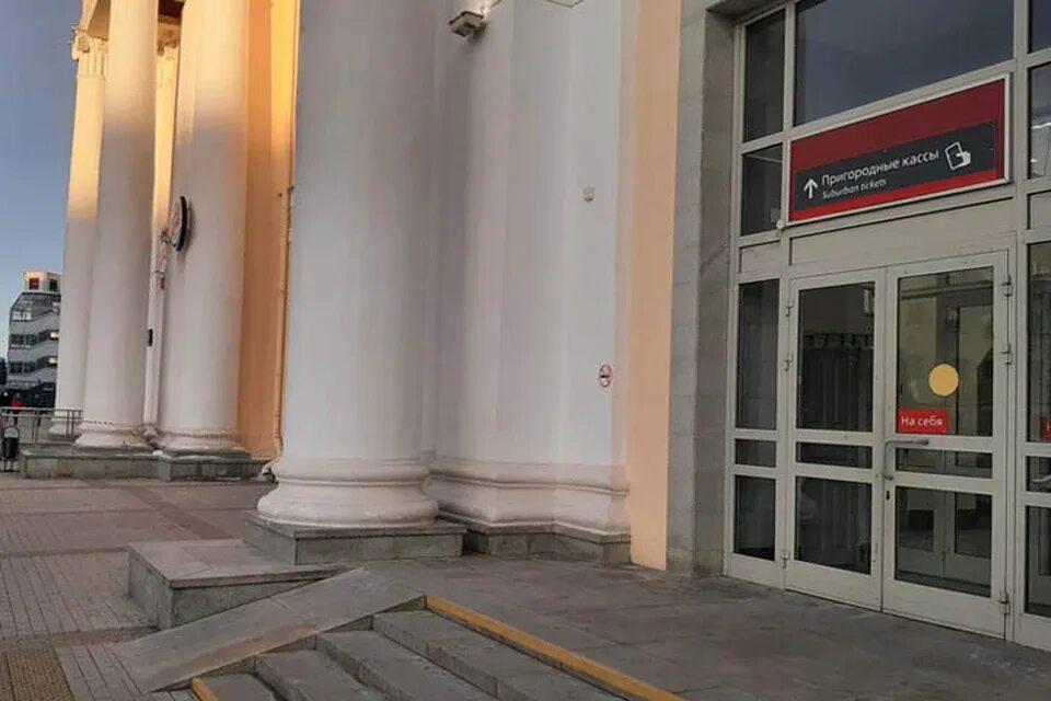 Жд вокзал екатеринбург пассажирский. Пригородный жд вокзал екатеринбург. Ростов пригородный жд вокзал. Станция площадь гарина михайловского новосибирск. Пригородный жд вокзал екатеринбург.