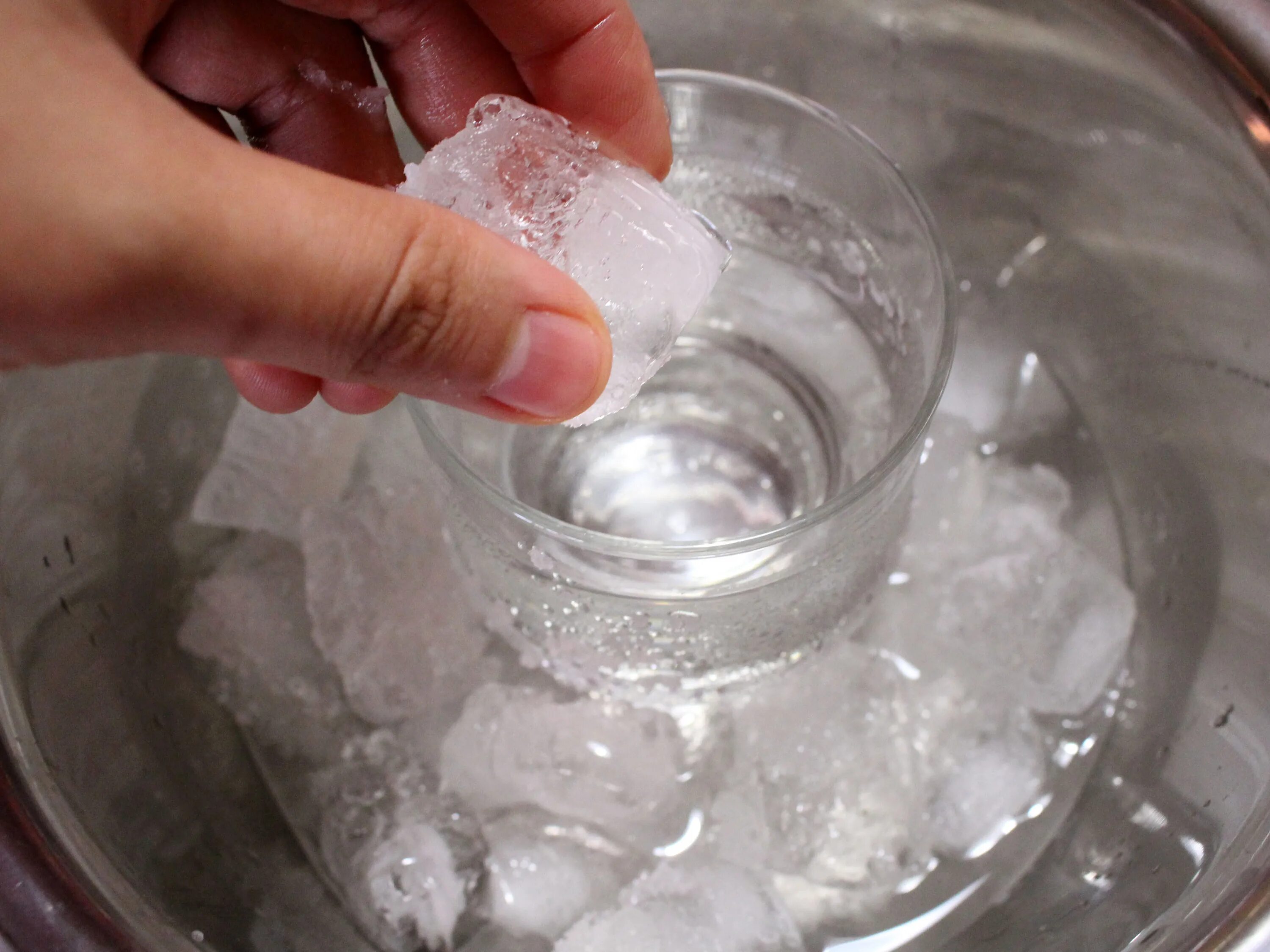 Легкая вода в домашних условиях. Опыты со льдом. Опыты со снегом. Стакан со льдом в опыте. Лед в стакане.
