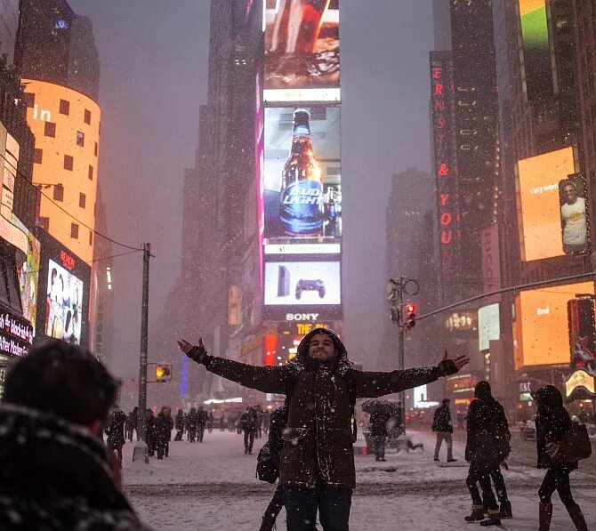 Иди на сити. Нью-Йорк Таймс сквер. Зимний Нью-Йорк Таймс сквер. Ночной Таймс-сквер в Нью-Йорке. Нью-Йорк Таймс сквер ночью зимой.