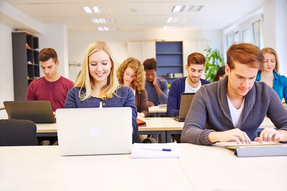 Как открыть новый класс. Студент с ноутбуком. Компьютер в вузе. Современный студент. Учащиеся за компьютером.