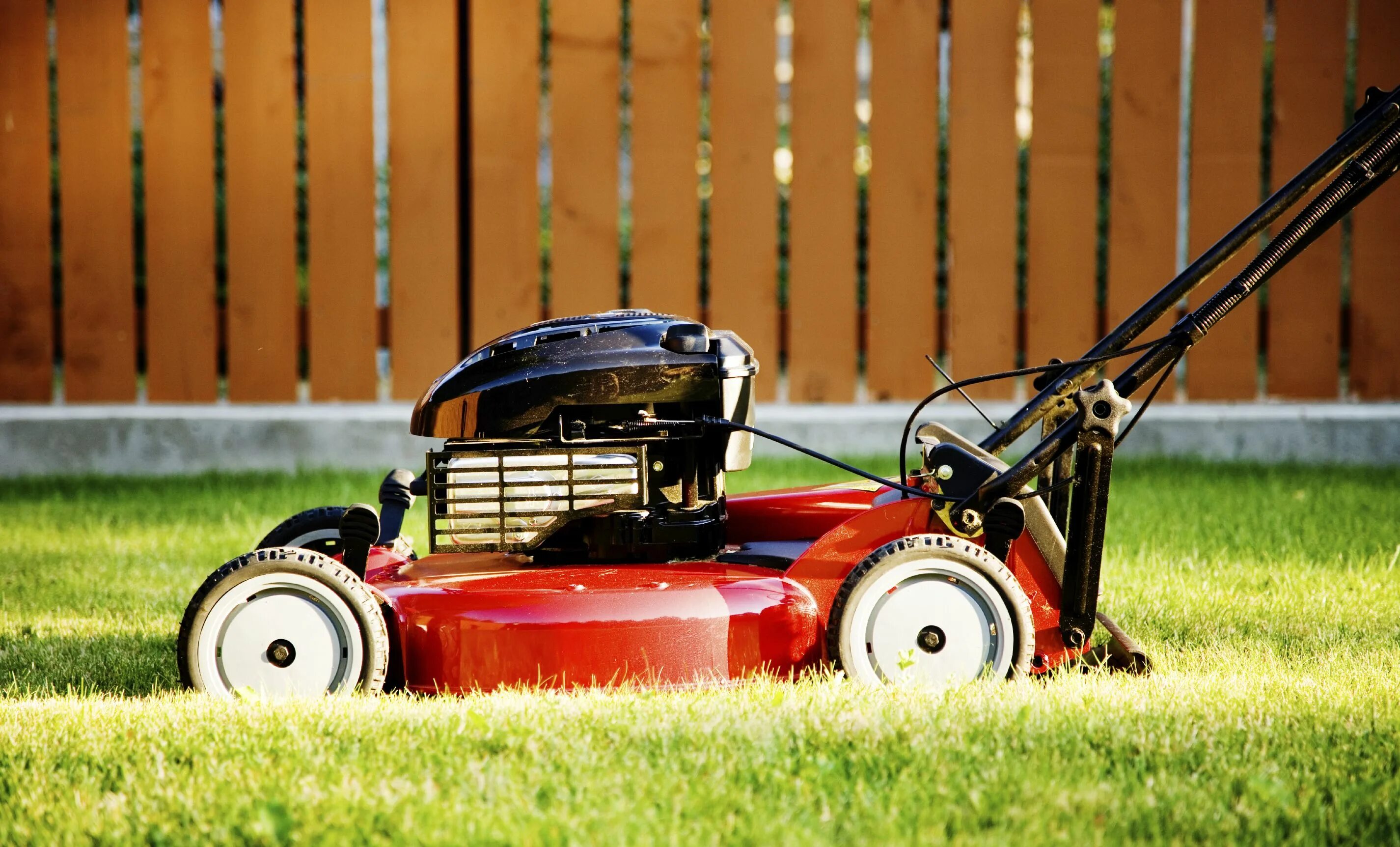 Lawn mower. Стрижка газона. Советская газонокосилка. Газонокосилка на газоне. ГАЗОНОКОСИЛЬЩИК.