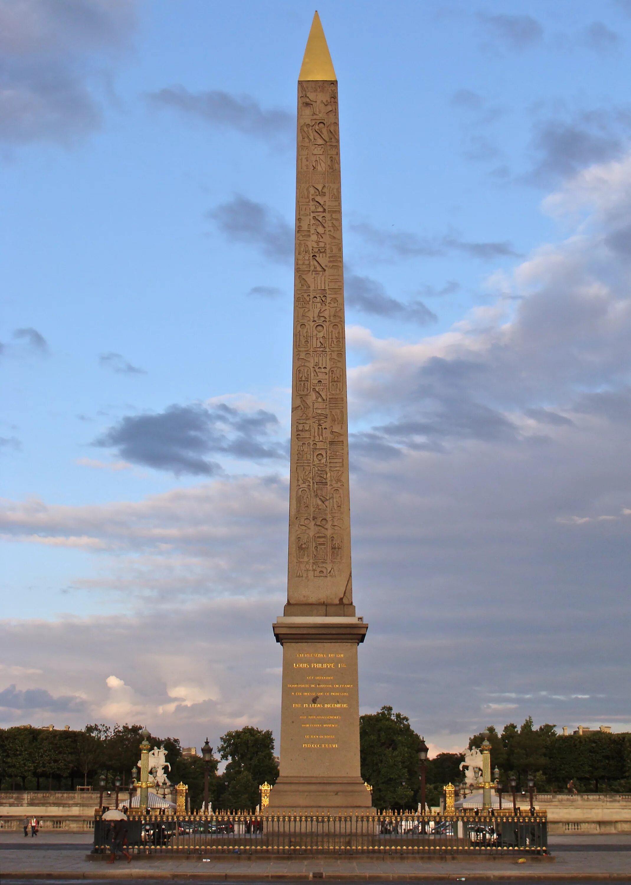 Обелиск смысл. Обелиск луксор. луксорский обелиск 1836 франция. обелиск рамсеса в париже. храм луксор париж.