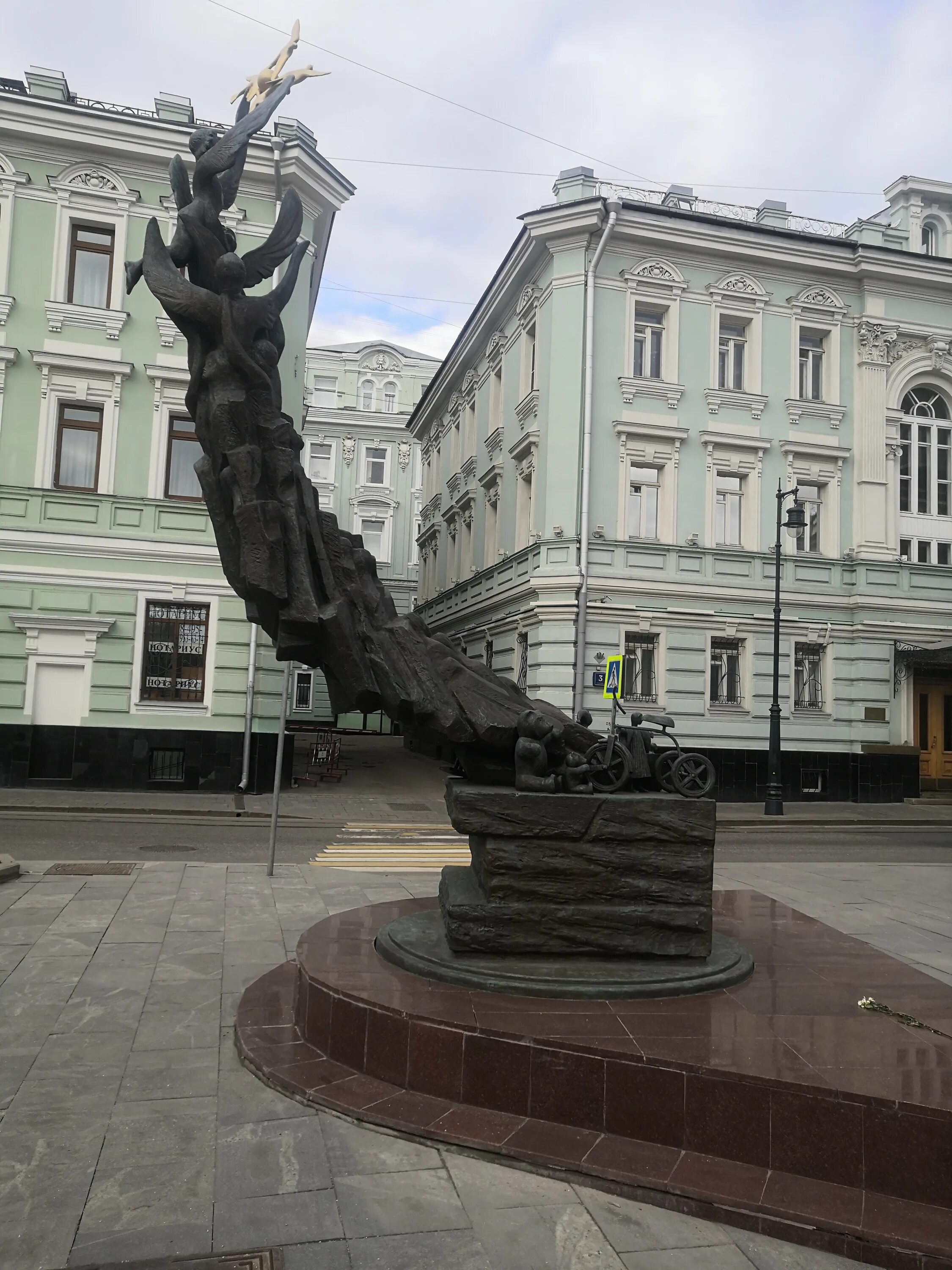 Памятник жертвам беслана. Памятник жертвам Беслана в Москве. Памятник жертвам Беслана в Москве на Солянке.