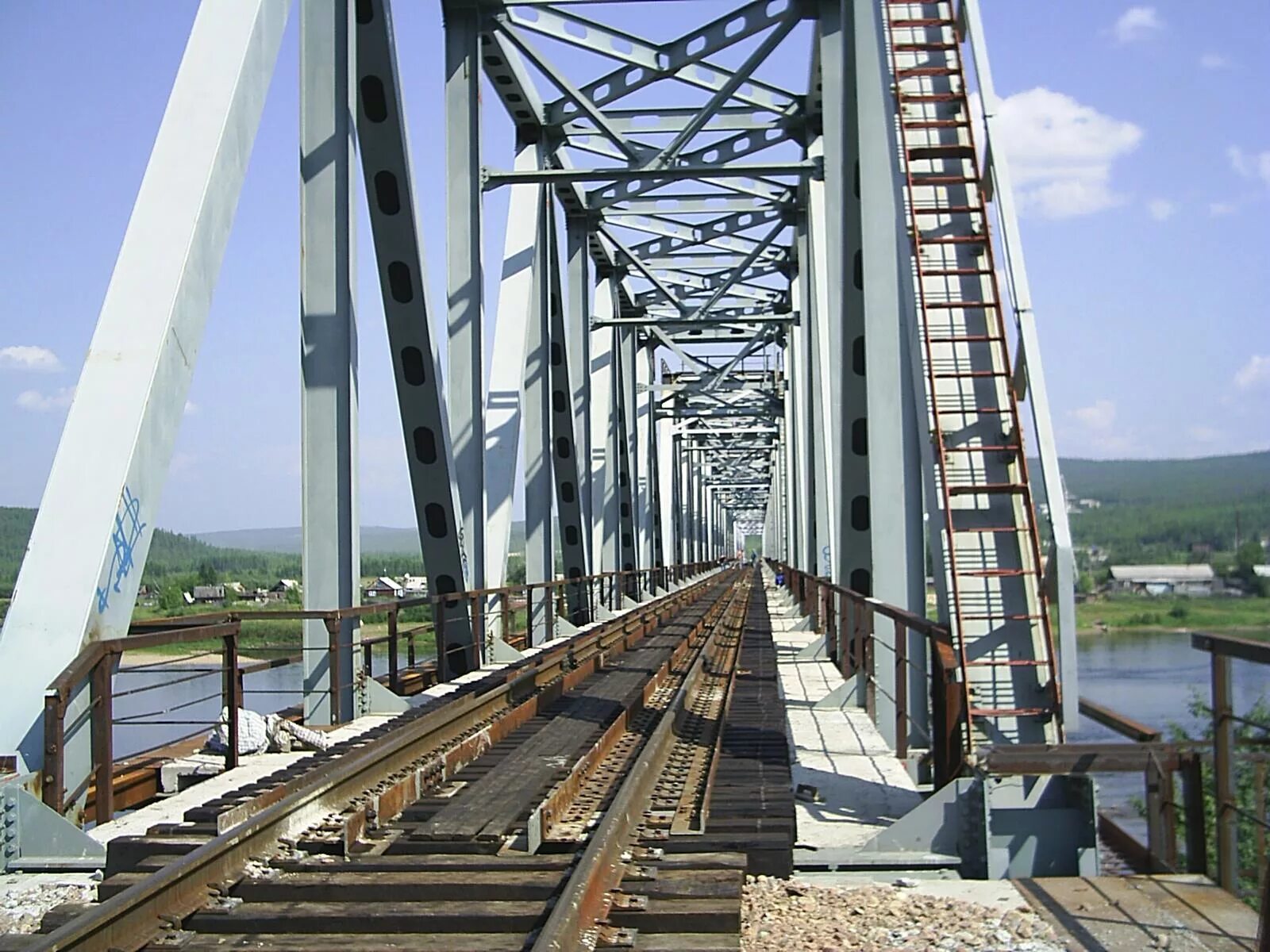 Мост с железной дорогой. Амуро-Якутская Железнодорожная магистраль. Томмот мост через Алдан. ЖД мост через Алдан. ЖД мост Томмот.