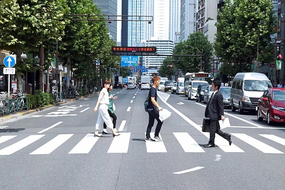 Пешеходам в китае. Пешеходный переход в Китае. Человек переходит дорогу. Пешеход. Фотосессия на пешеходном переходе.