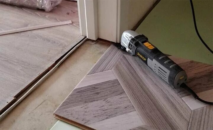 Подрезка ламината. Болгарка для распилки ламината. Пила для подрезки дверной коробки. Фрезерная насадка dremel 335. Нож для ламината.