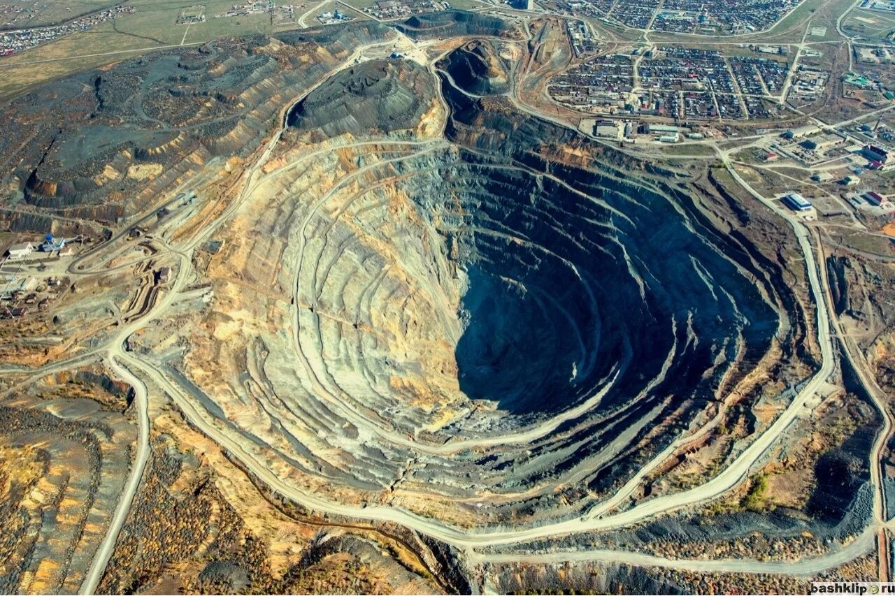 Карьер бакал челябинская. Бакал месторождение южный урал. Добыча полезных ископаемых. Погода в карьере. Бакальский рудник.