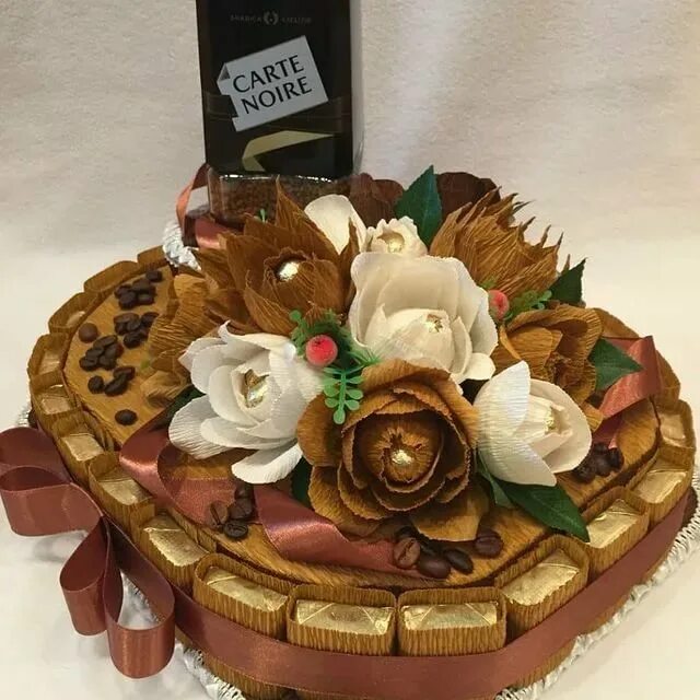 Кофе и конфеты в подарок. Букет с кофе и конфетами. букет из кофе и конфет. подарочные букеты с кофе. букет из кофе и шоколада.