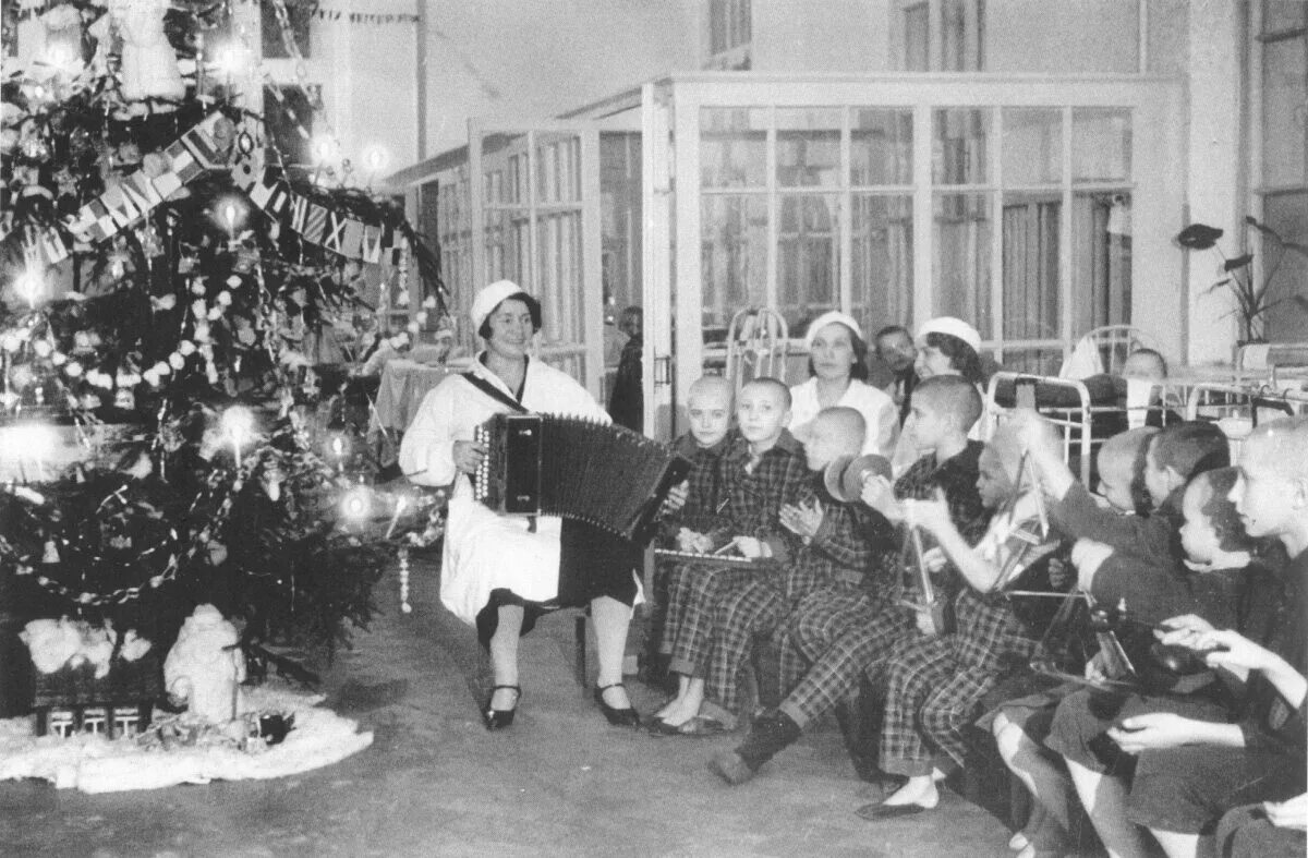 Елка в кремле 1936 год. Елка в колонном зале 1952 г. Первая кремлевская елка 1936. Новый год 1936. Новый год 1936.