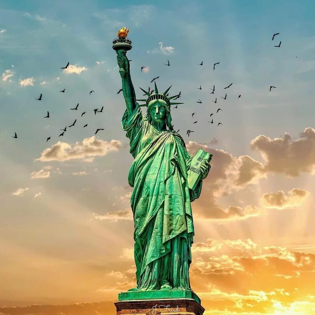 Статуя стран. Статуя свободы Нью-Йорк. Сан Франциско статуя свободы. Статуя свободы Нью-Йорк Маяк. Статуя свободы неокисленная.