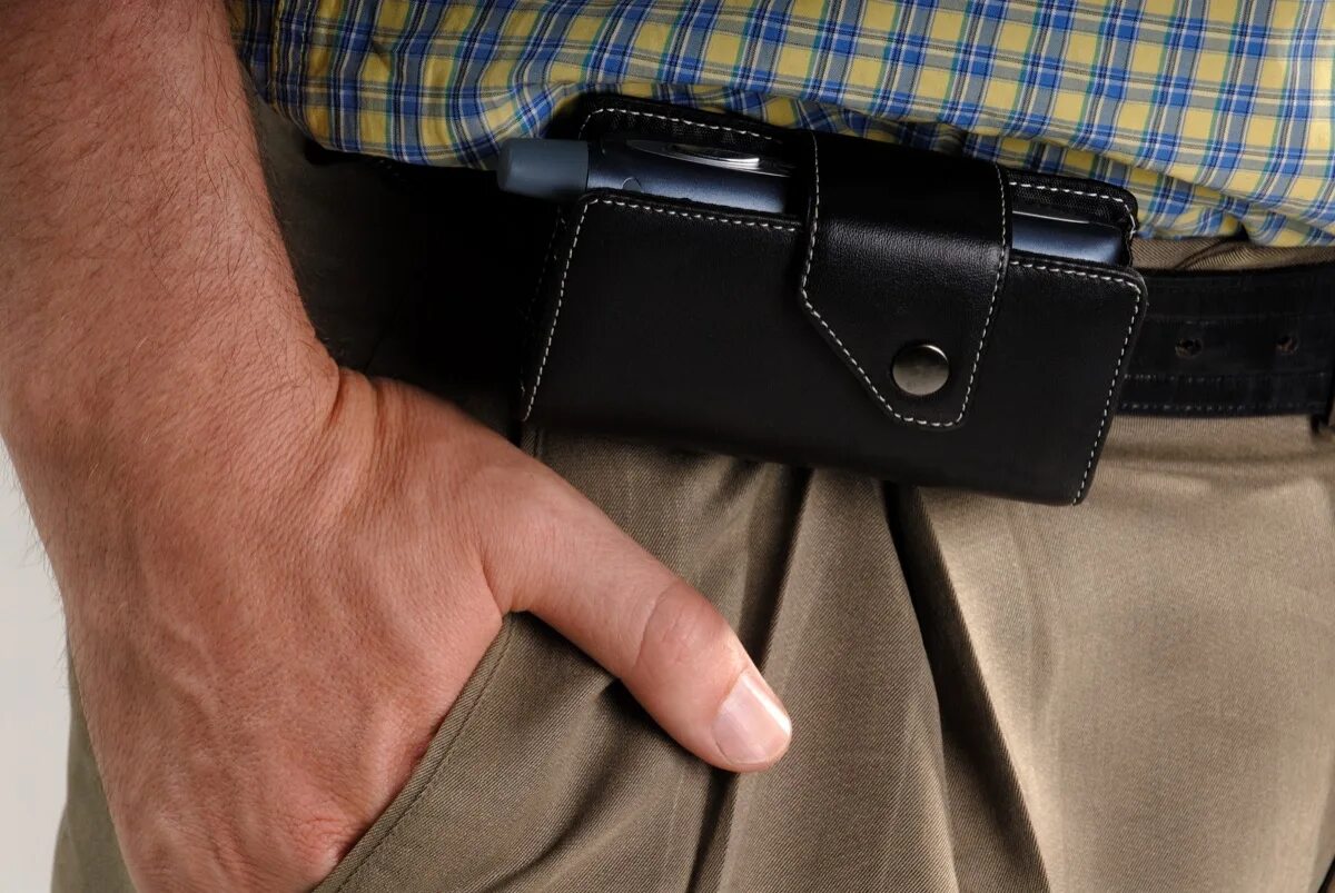 Телефон в кармане. Можно носить телефон карман. Можно носить телефон карман. Карман. Сотовый телефон на ремне.