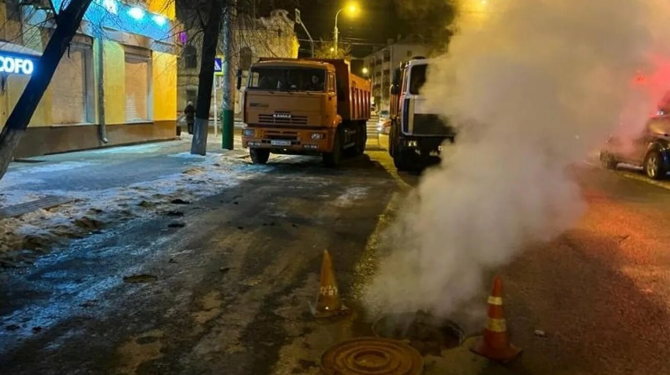 Прорыв трубы. Прорыв трубы водоснабжения. Прорыв теплотрассы зимой.