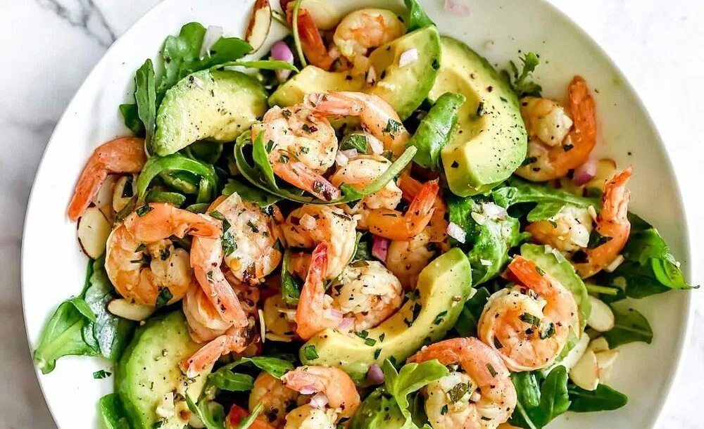 Салат с кальмарами и креветками. Садаттс морепродуктами. Салат с креветками. Праздничный салат с морепродуктами рецепт. Салат из креветок и крабовых палочек.