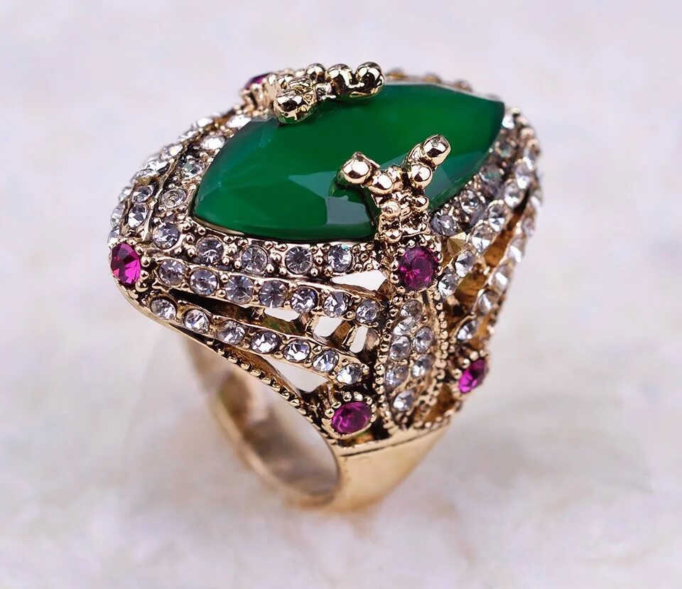 Красивые кольца. Украшения с крупными камнями. Перстень женский. Зелёный камень в украшениях.