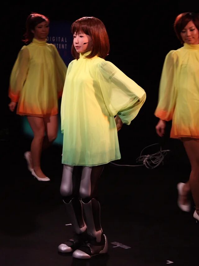 Японский робот HRP-4c. Японские роботы танцоры. Робот танцор. Робот девушка танцует.