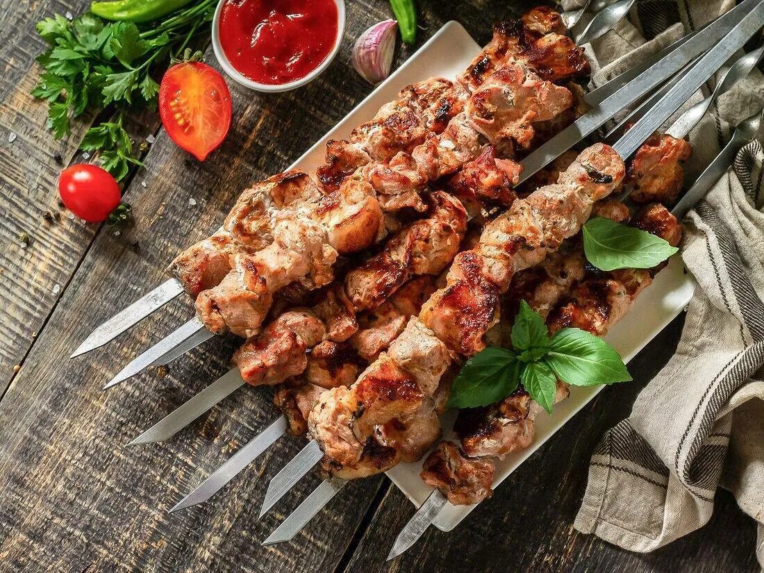 Гр шашлык. Пицца с шашлыком. шашлык в ресторане. меню шашлычная. пицца шашлычная.