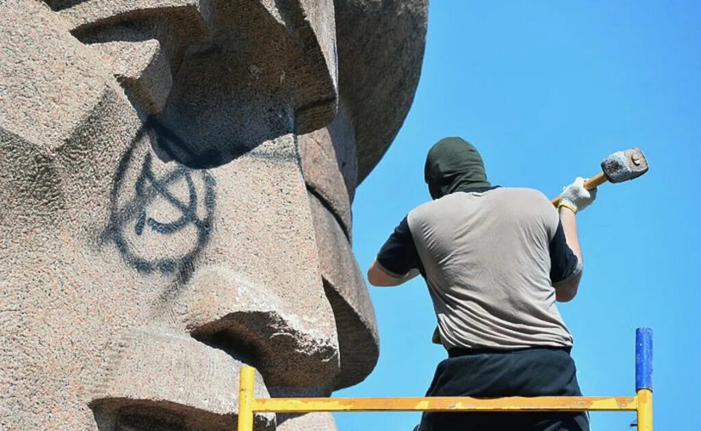 Ломать памятники. Ломать памятники. Вандалы фото. Ломать памятники. Памятник милиционеру.