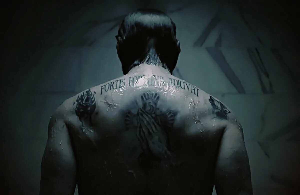 Fortes fortuna adjuvat джон уик. тату джона уика на спине. Fortis fortuna adiuvat татуировка джон уик. киану ривз джон уик татуировка. татуировка джона уика.