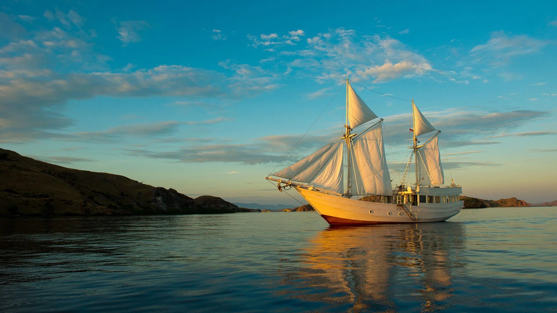 White travel. Парусник Херсонес. Шхуна Эспаньола Ялта. Парусная шхуна Владивосток. Миконос парусный корабль.