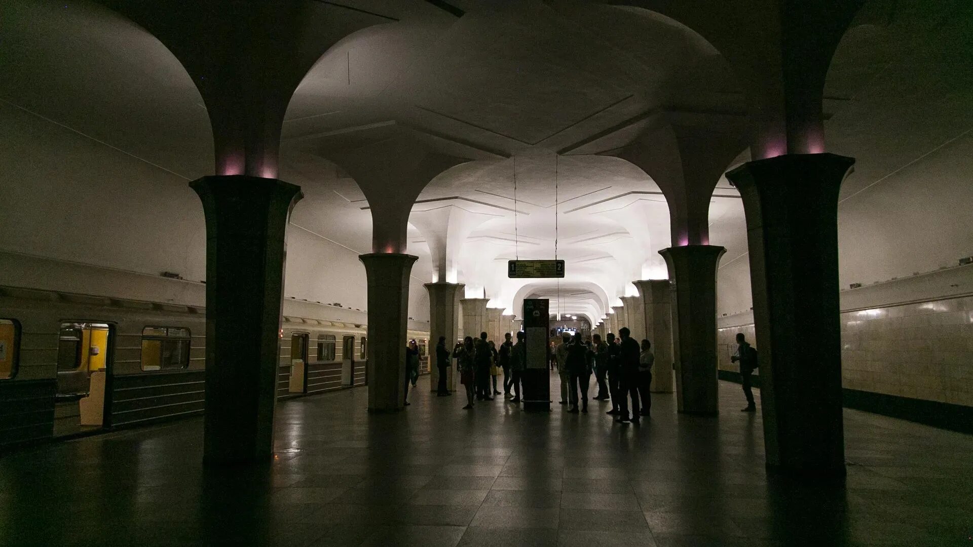 Темные станции московского метро. Светильники в метро. Метро ночью. Метро нью йорк поезд ночь туннель. Темный туннель метро.