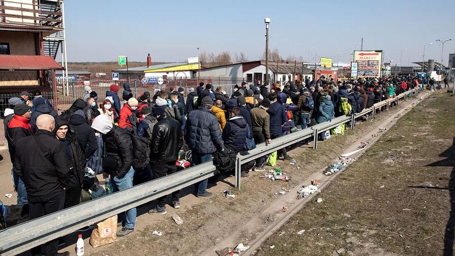 Новости украины на границе сейчас. Очереди на границе с польшей заробитчан. очереди на украино польской границе. украинские беженцы на границе. очередь на польской границе.