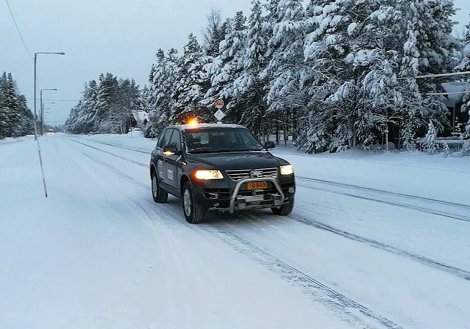 Машина зимой. Автомобиль на зимней трассе. Автомобиль на трассе зимой. Зимние дороги в Финляндии.