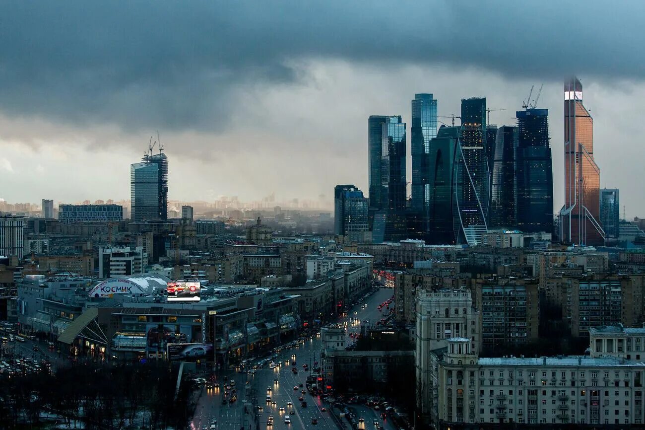 Ветер г москва. Пасмурный город. Вид на Москву с Москва Сити. Пасмурная Москва. Мрачная Москва.