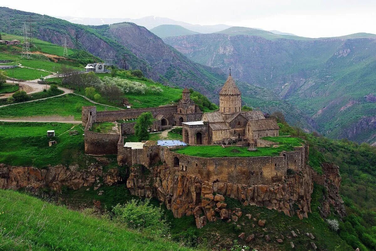 Что такое карабах. Нагорный Карабах. Монастырь Дадиванк Нагорный Карабах. Монастырь Татев. Горы Азербайджана Карабах.